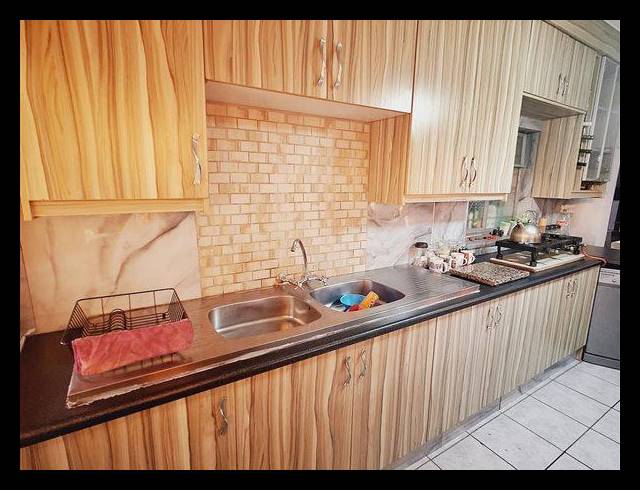 4 BEDROOM HOUSE FOR SALE IN KEMPTON PARK WEST